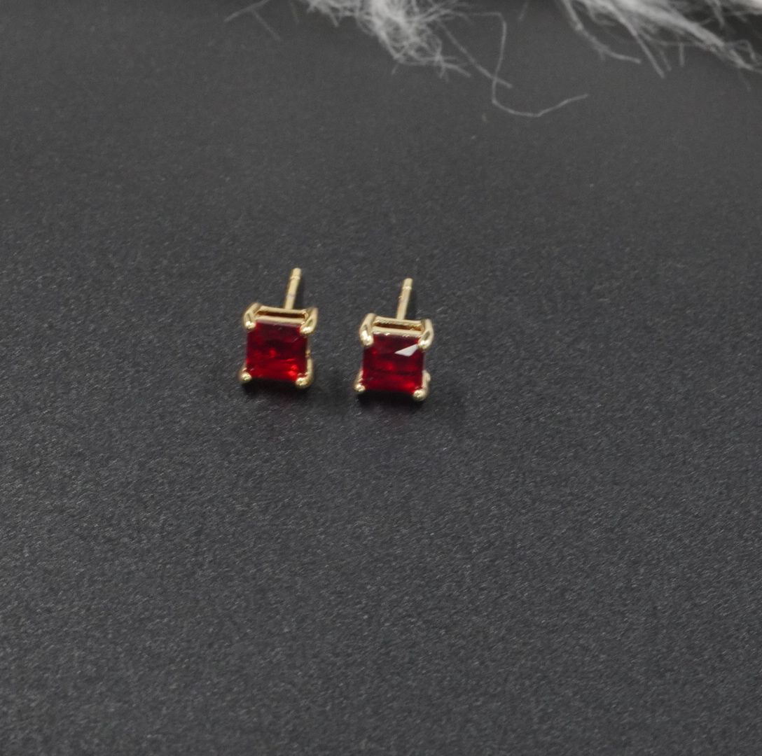 TOPO CUADRADO ROJO TIPO DIAMANTE DORAD#5